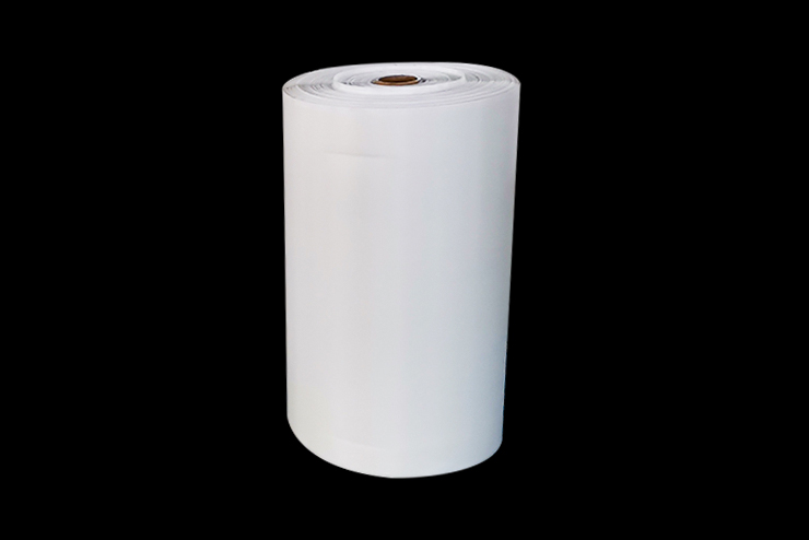 How does the size and thickness of a gauze bandage roll affect its effectiveness?